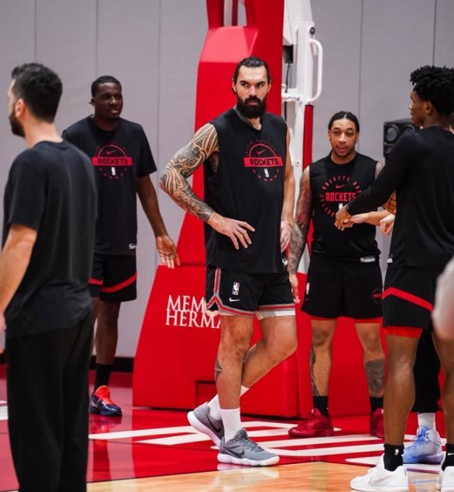 九游娱乐-火箭对阵马刺！场均12+6前锋火线复出，却无缘首发！内外2老缺阵